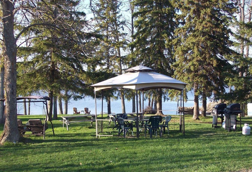 فندق إيدج ووتر موتل آند كامبجراوند Temiskaming Shores المظهر الخارجي الصورة
